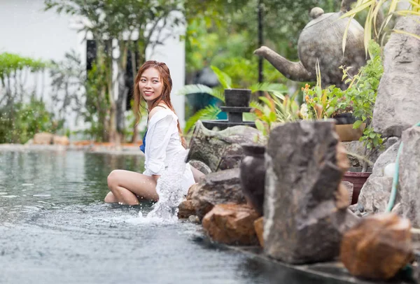 Bella donna piscina al resort rilassato giovane ragazza asiatica — Foto Stock