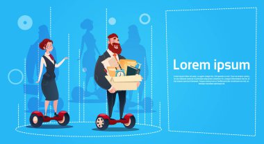 İş adamı ve kadın Ride elektrikli Scooter kutusu Aday Çalışanlar insan kaynakları taşımak