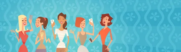Meidengroep nemen Selfie foto op cel slimme telefoon Young Cartoon vrouw die lacht — Stockvector