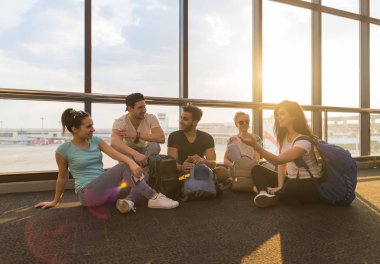 Gençler Havaalanı Lounge Windows kalkış bahsetmişken mutlu gülümseme Mix yarış arkadaşlar bekliyor katta oturma grubu