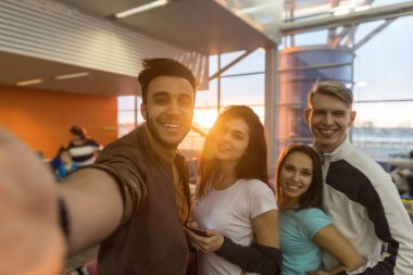 Genç insanlar grubunda kalkış mutlu gülümseme Mix yarış arkadaşlar Selfie fotoğraf çekmeyi bekleyen Havaalanı Lounge