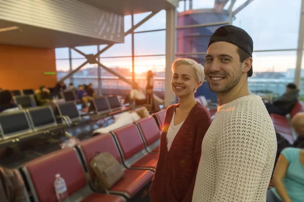 Casal jovem no aeroporto Lounge esperando partida Sorriso feliz homem e mulher — Fotografia de Stock