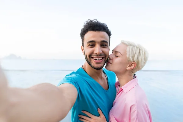夫妇在海滩的暑假，美丽快乐的年轻人自拍照拍照，男人女人拥抱大海 — 图库照片