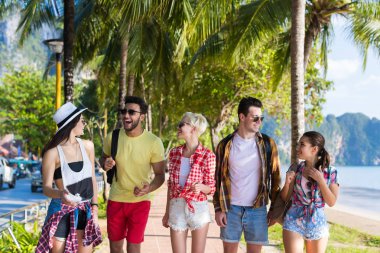 Konuşan tatil deniz tatil yaz yürüme arkadaşları genç insanlar grup Tropical Beach Palm ağaçlar