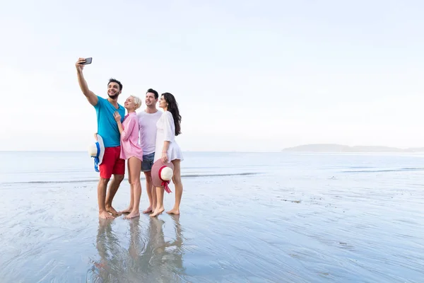 Gruppo di giovani sulla spiaggia scattare foto selfie su cellulare Smart Phone Vacanze estive, Happy Smiling Friends Sea Holiday — Foto Stock