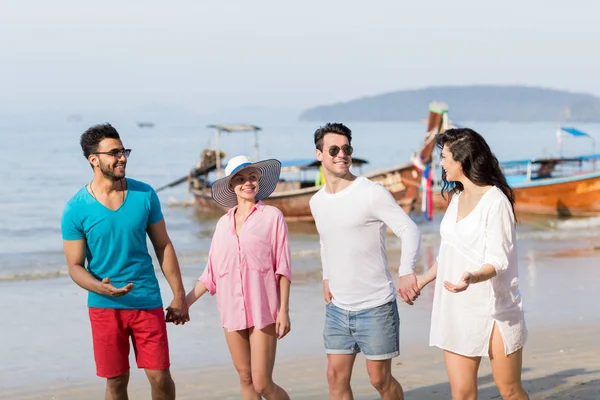 Νέοι άνθρωποι ομάδα σε παραλία καλοκαιρινές διακοπές, χαμογελά ευτυχισμένος φίλους κοντινή παραθαλάσσια — Φωτογραφία Αρχείου