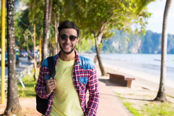 Jovem hispânico homem andando tropical praia mar feriado cara feliz sorrindo verão férias — Fotografia de Stock