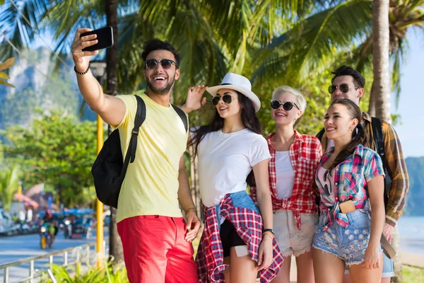 Grupo de jóvenes en la playa tomando foto selfie en vacaciones de verano de teléfonos inteligentes celulares, felices amigos sonrientes Sea Holiday — Foto de Stock