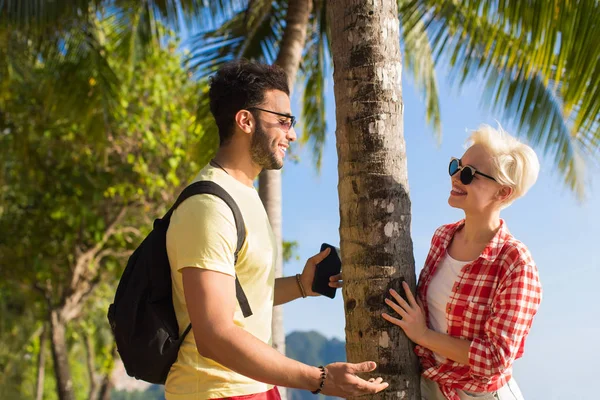 Par på Tropical Beach Palm träd sommaren havet semester, vackra unga älskare, Man kvinna semester — Stockfoto