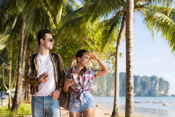 Pareja caminando playa tropical palmeras vacaciones de verano, Hermosos jóvenes mirando al mar, Hombre mujer vacaciones —  Fotos de Stock