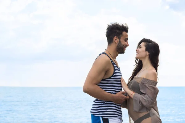 Paar im Sommerurlaub am Strand, schöne junge glückliche Menschen verliebt, Mann und Frau lächeln Händchenhaltend — Stockfoto