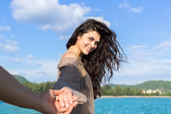 Pareja en vacaciones de verano de playa, hermosa joven feliz sonriente chica sostener mano masculina personas enamoradas — Foto de Stock