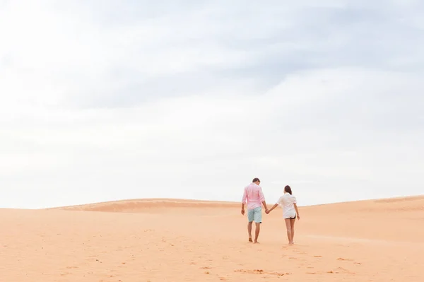 젊은 남자 여자 사막 몇 여자와 남자 잡아 손 다시 후면 보기 모래 언덕 산책 — 스톡 사진