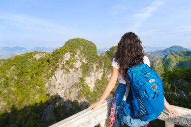 Genç kız dağlar mağara manzara arka arka görünümü turist kadın yaz tatil arıyor