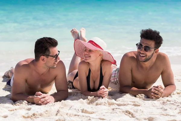 Groupe de jeunes sur la plage Vacances d'été, Amis souriants heureux allongé sable bord de mer — Photo