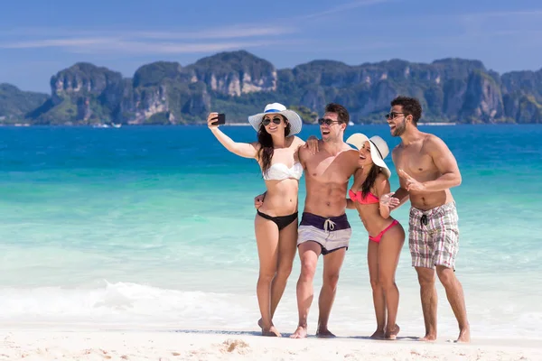 Giovani gruppo sulla spiaggia vacanze estive, due coppie felici amici sorridenti scattare foto selfie — Foto Stock