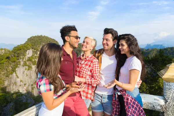 Junge Leute Gruppe Berg Aussichtspunkt glücklich lächelnde Freunde reden asiatischen Urlaub Sommer — Stockfoto