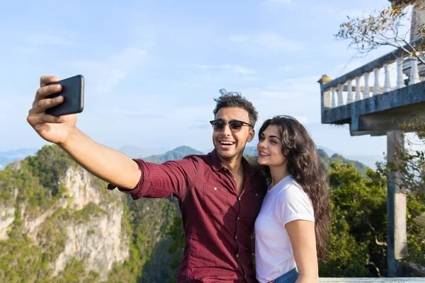 젊은 커플 마운틴 뷰 포인트 남자와 여 자가 셀 스마트 폰 아시아 휴일에 Selfie 사진 복용 웃 고 행복 — 스톡 사진