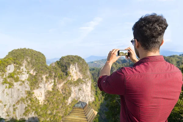 Young Man Mountains Mengambil Foto Landscape On Cell Smart Phone Asian Holiday — Stok Foto