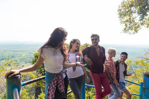 Giovani Gruppo Mountain View Point Happy Smiling Friends Parlare Vacanza Asiatica Estate — Foto Stock