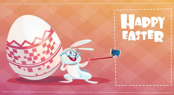 Coelho tirando selfie foto Páscoa feriado coelho ovos decorados cartão de saudação — Vetor de Stock