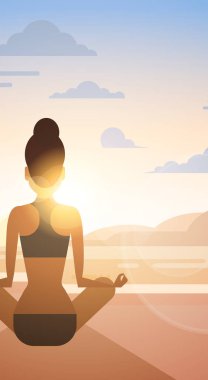 Kız Yoga Lotus pozisyonu spor Fitness kadın egzersiz egzersiz günbatımı üzerinde