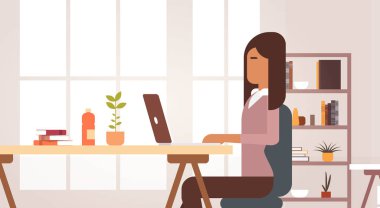Resepsiyon çalışma dizüstü bilgisayar işkadını Office oturan Hint iş kadın