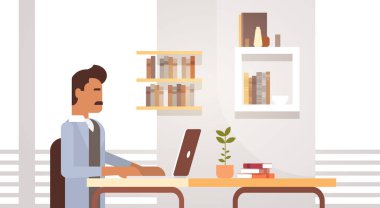 Resepsiyon çalışma dizüstü bilgisayar işadamı Office oturan Hint iş adamı