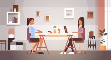 Resepsiyon çalışma dizüstü bilgisayar işkadını Office oturan iki Hint iş kadın