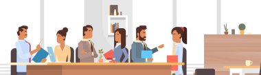 Office Resepsiyon iş adamları beyin fırtınası çalışıyor tartışan iş insanlar grubu toplantısı