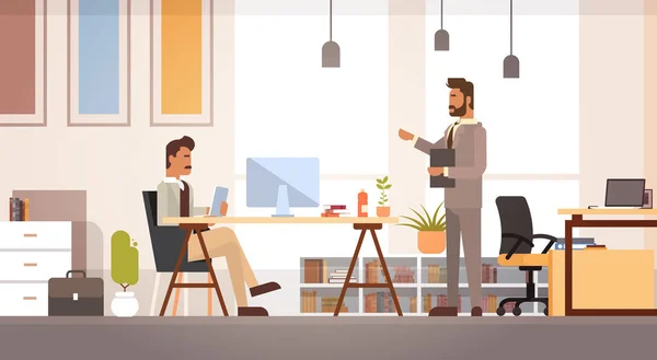 Zwei Geschäftsleute treffen sich und besprechen Büroschreibtisch-Unternehmer bei der Arbeit — Stockvektor