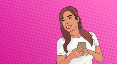 Pop Art renkli Retro tarzı arka plan üzerinde sohbet Online akıllı telefon kullanan genç kadın