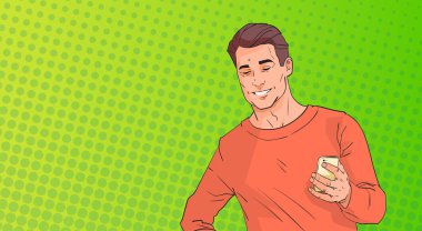 Pop Art renkli Retro tarzı arka plan üzerinde sohbet Online akıllı telefon kullanan genç adam
