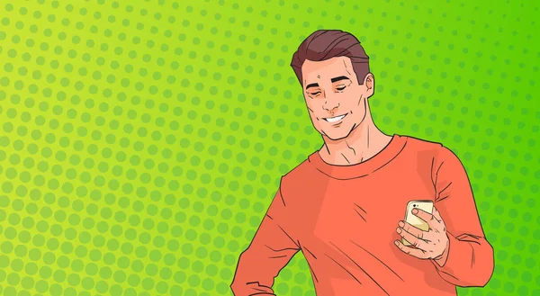 Hombre joven usando el teléfono inteligente celular charlando en línea sobre el arte pop colorido estilo retro fondo — Vector de stock