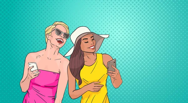 Deux jeunes femmes utilisant un téléphone intelligent cellulaire sur fond de style rétro coloré Pop Art — Image vectorielle