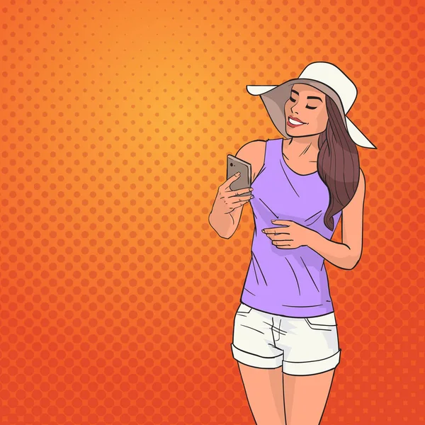 Młoda kobieta komórki za pomocą Smart telefonu sieci Online na tle kolorowe w stylu Retro Pop-artu — Wektor stockowy