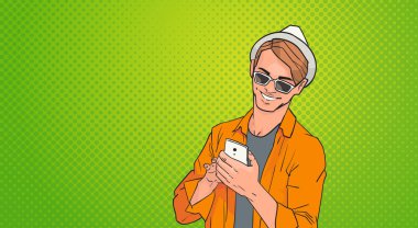 Genç adam kullanarak hücre akıllı telefon ağ Online Pop Art renkli Retro tarzı arka plan üzerinde