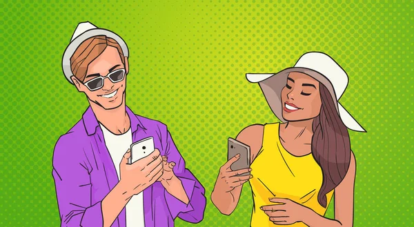 Młody mężczyzna i kobieta za pomocą komórki inteligentny telefon sieci Online na tle kolorowe w stylu Retro Pop-artu — Wektor stockowy