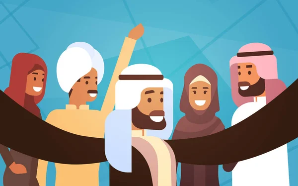 イスラム教徒の人々 は男性と女性の伝統的な服のアラビア文字をクラウンします。 — ストックベクタ