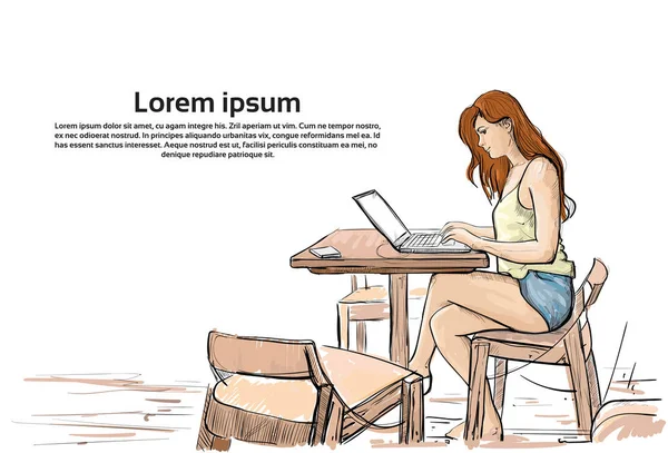 Ragazza digitando sul computer portatile, schizzo giovane donna che chatta online seduto sulla sedia salotto interno — Vettoriale Stock