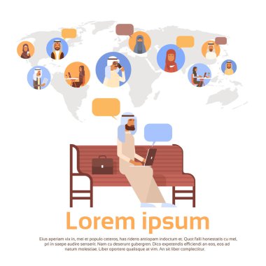 Dizüstü bilgisayar Müslüman insanlar sohbet medya iletişim sosyal ağ Arapça erkekler ve kadınlar dünya haritası üzerinde kullanan adam