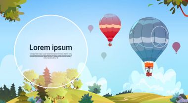 Yaz peyzaj üzerinde gökyüzünde uçan renkli hava balonları