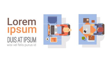 Bilgisayarlar iş adamları iş yeri Resepsiyon en iyi açı kullanan kişiler Laptop okul sırası ekip çalışması görüntülemek