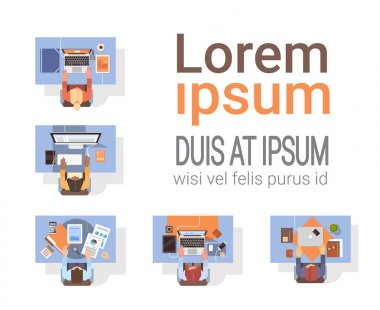 Bilgisayarlar iş adamları iş yeri Resepsiyon en iyi açı kullanan kişiler Laptop okul sırası ekip çalışması görüntülemek