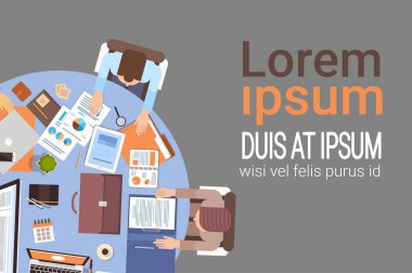 Bilgisayarlar iş adamları iş yeri Resepsiyon en iyi açı kullanan kişiler ekip çalışması görüntülemek