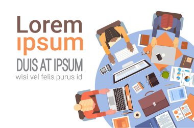 Bilgisayarlar iş adamları iş yeri Resepsiyon en iyi açı kullanan kişiler ekip çalışması görüntülemek