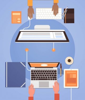 Bilgisayarlar iş adamları el işyeri Resepsiyon en iyi açı görünümü Laptop okul sırası çalışması kullanan kişiler