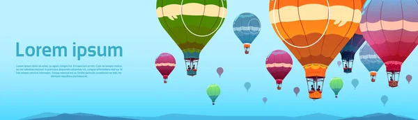 Färgglada Air ballonger flyger i himlen över sommarlandskap — Stock vektor