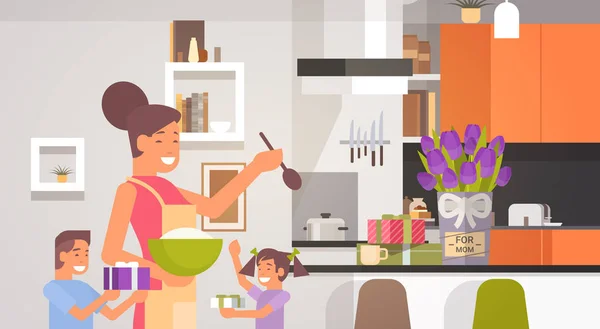 Mãe sorridente feliz com crianças na cozinha cumprimentando o dia da mãe, férias de primavera — Vetor de Stock