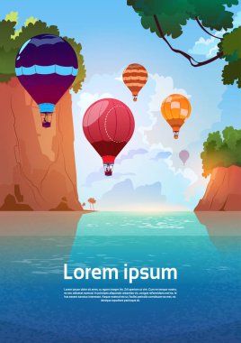 Mavi su hava balonları uçan bitti yaz deniz manzara dağ kayalar